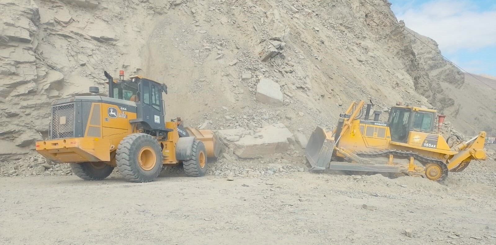 Trabajos de limpieza en la carretera Panamericana Sur. Foto: Gobierno Regional de Arequipa.