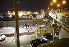 Puente Ricardo Palma: Retiran columna de fierro caída en la Vía Evitamiento