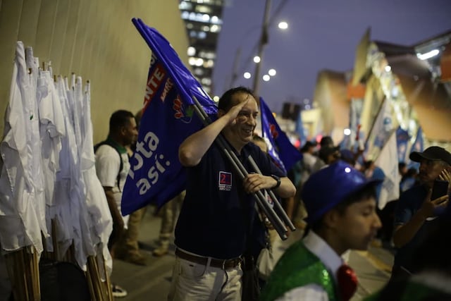 Simpatizantes de partidos llegan a exteriores del Centro de Convenciones por debate presidencial (Foto: Julio Reaño/GEC)
