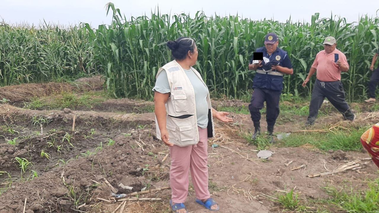 Agentes de Serenazgo de Virú lo auxiliaron y trasladaron al centro de salud de la localidad. El bebé está envuelto en un polo de color plomo.
