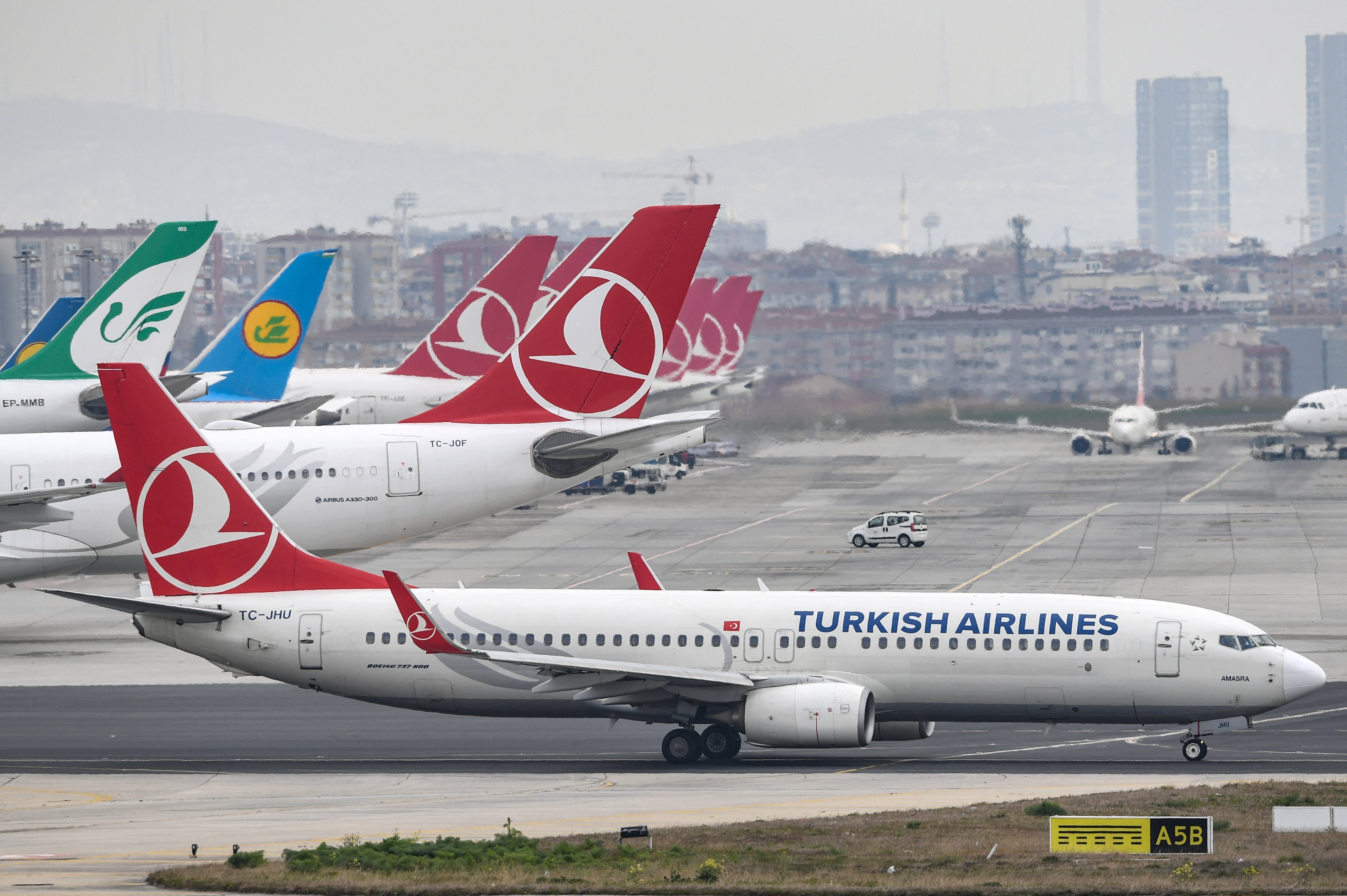 Aviones de Turkish Airlines en la pista del aeropuerto Ataturk. (Foto de OZAN KOSE / AFP).