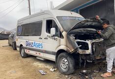 La Libertad: Extorsionadores queman combi de empresa Diez Ases