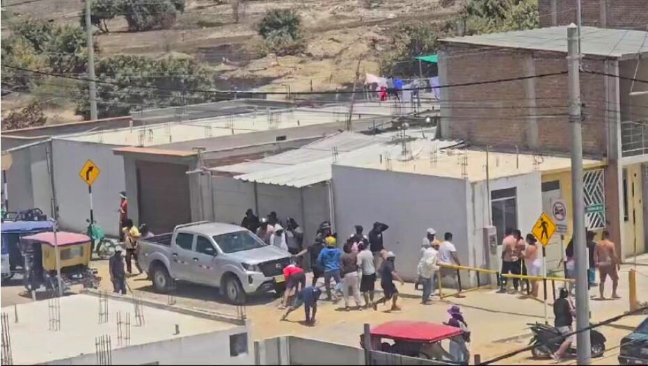 Los pobladores señalan que un grupo de presuntos delincuentes robó dos vehículos y quemó una motocicleta.