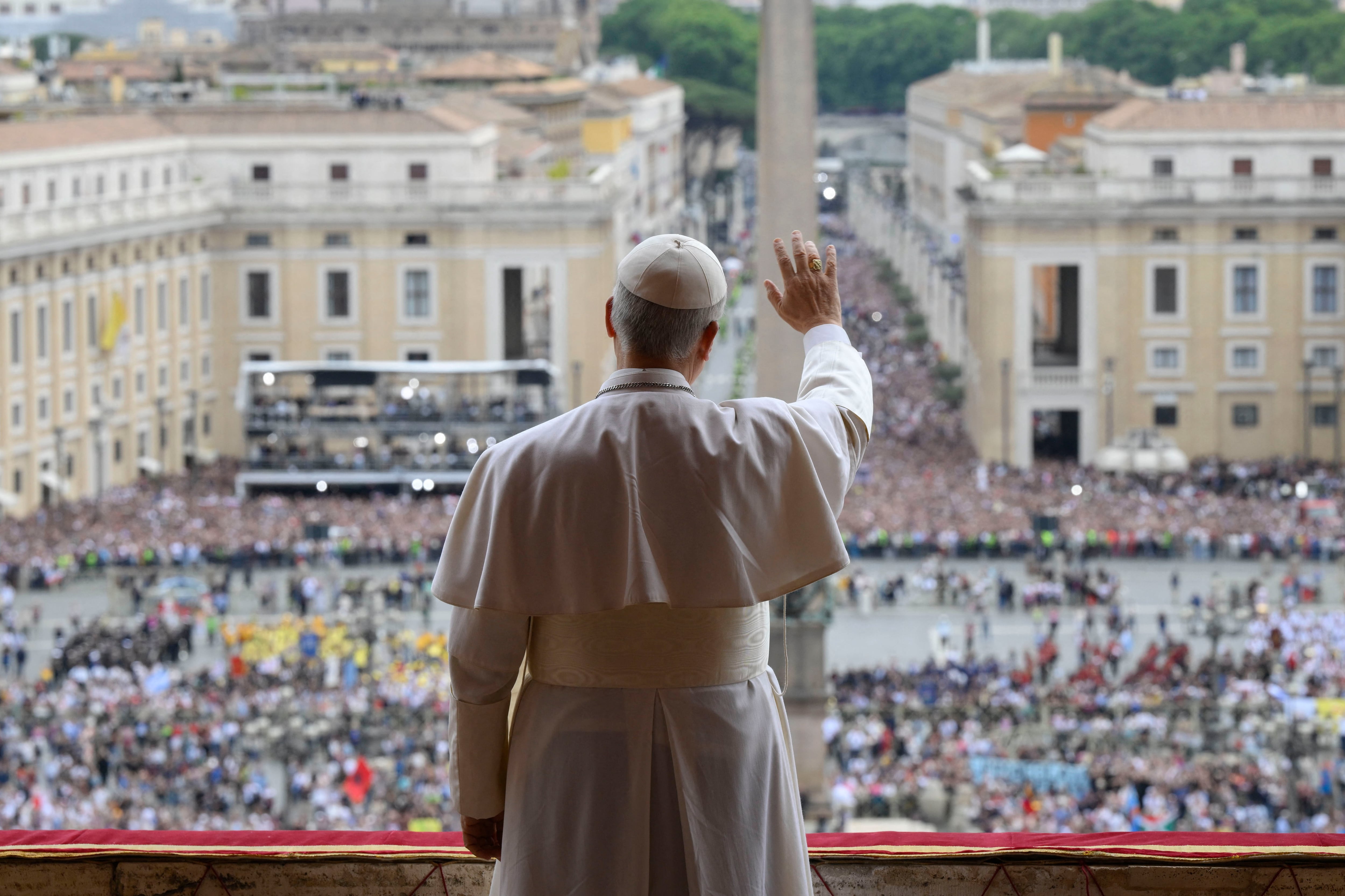 El Papa León XIV durante su primera oración del Reginal Caeli desde la logia central de la Basílica de San Pedro en el Vaticano. (Foto: Handout / VATICAN MEDIA / AFP).