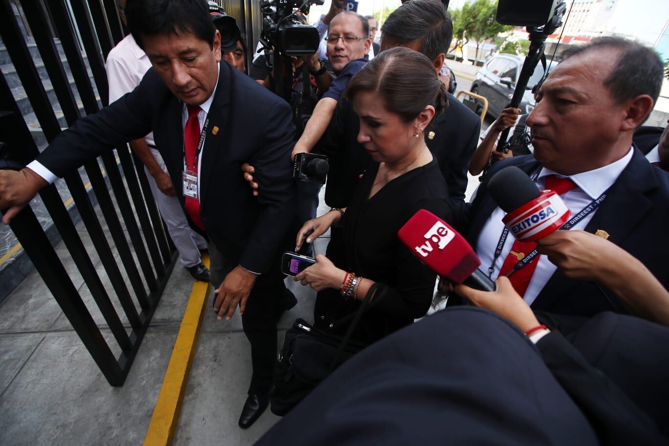 La fiscal suspendida, Patricia Benavides, arribó a la sede de la Junta Nacional de Justicia junto a su defensa legal. (Foto: jorge.cerdan/@photo.gec)