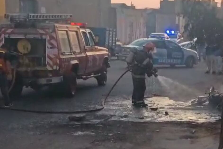 El supuesto maleante y un cómplice pretendieron asaltar una tienda en la avenida Pucará, pero los agraviados se defendieron. Uno logró escapar, pero el otro fue atrapado y golpeado brutalmente.