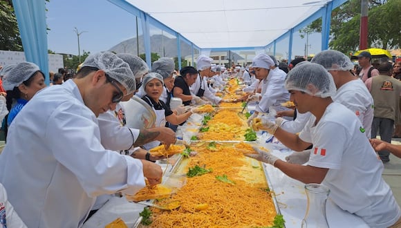 Más de 20 emprendedores se sumaron a esta iniciativa gastronómica y crearon un combinado de 25 metros de largo. Evento se realizó en la plaza del distrito de Florencia de Mora.
