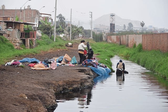 Canal de regadío colindante a los humedales utilizado para el lavado de ropa.