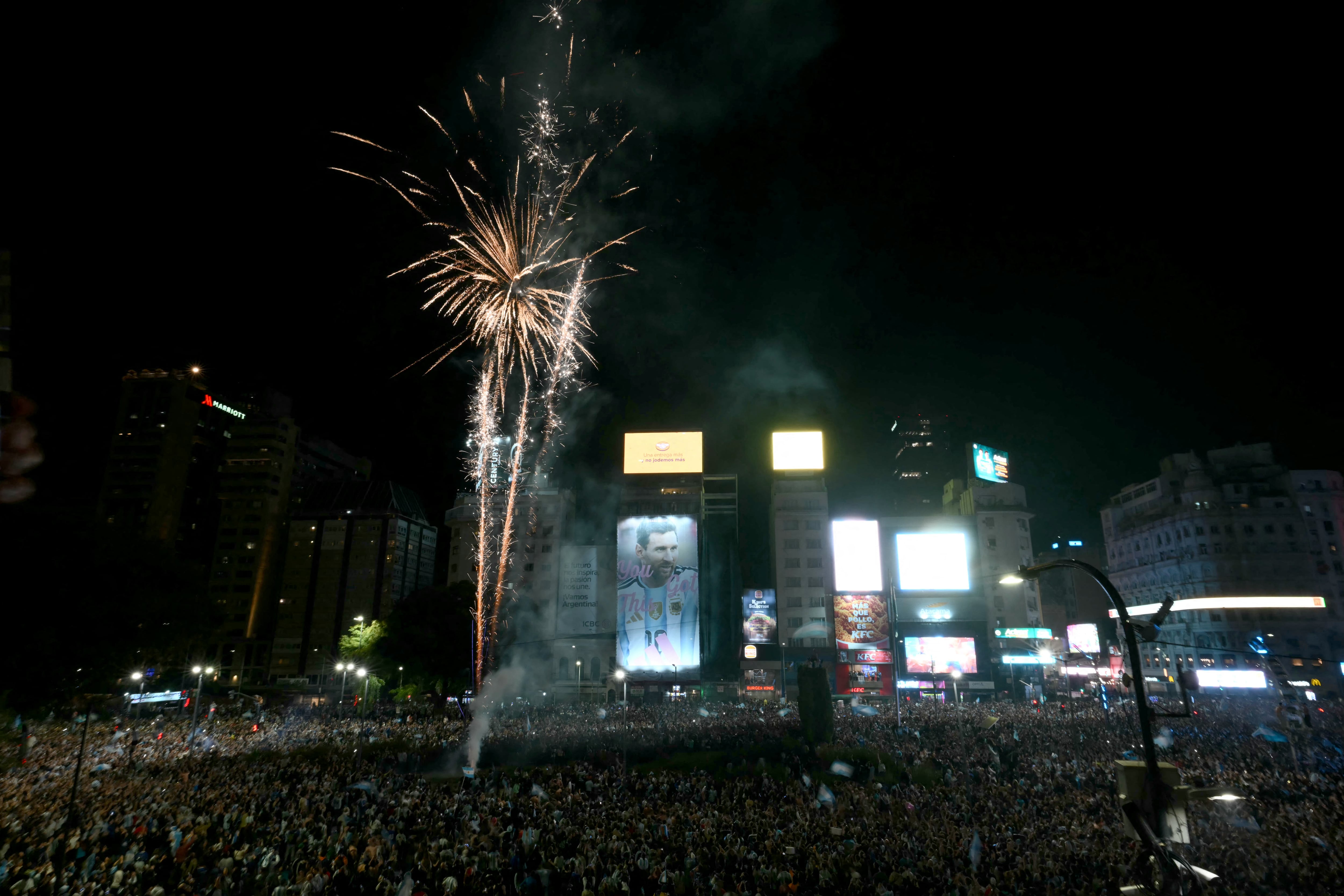 Hinchas festejan el pase de Argentina a la final del Mundial 2026. (Photo by Luis ROBAYO / AFP)