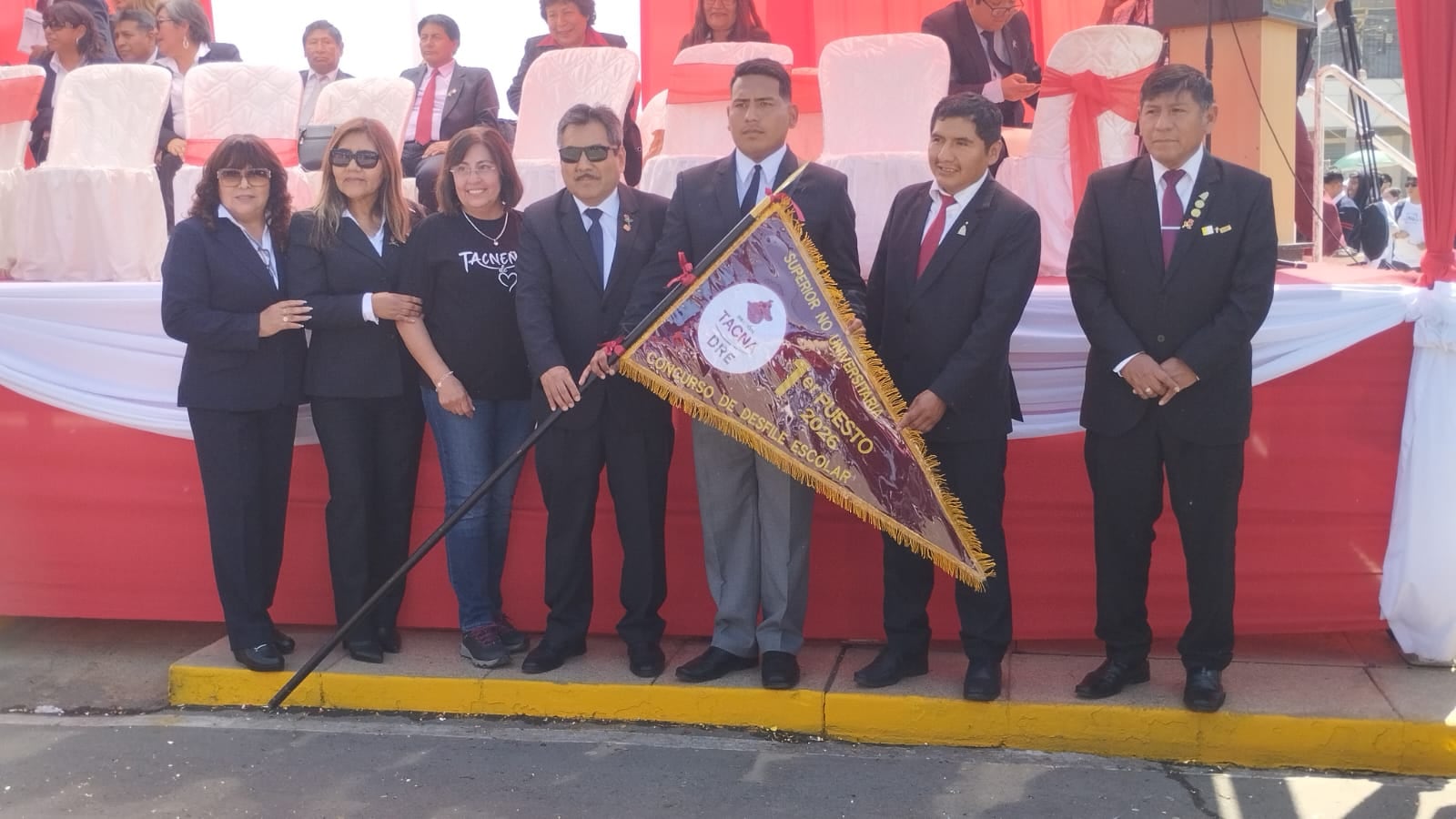 Estudiantes participaron en concurso de desfile por los codiciados gallardetes del sector educación. (Foto: Correo)