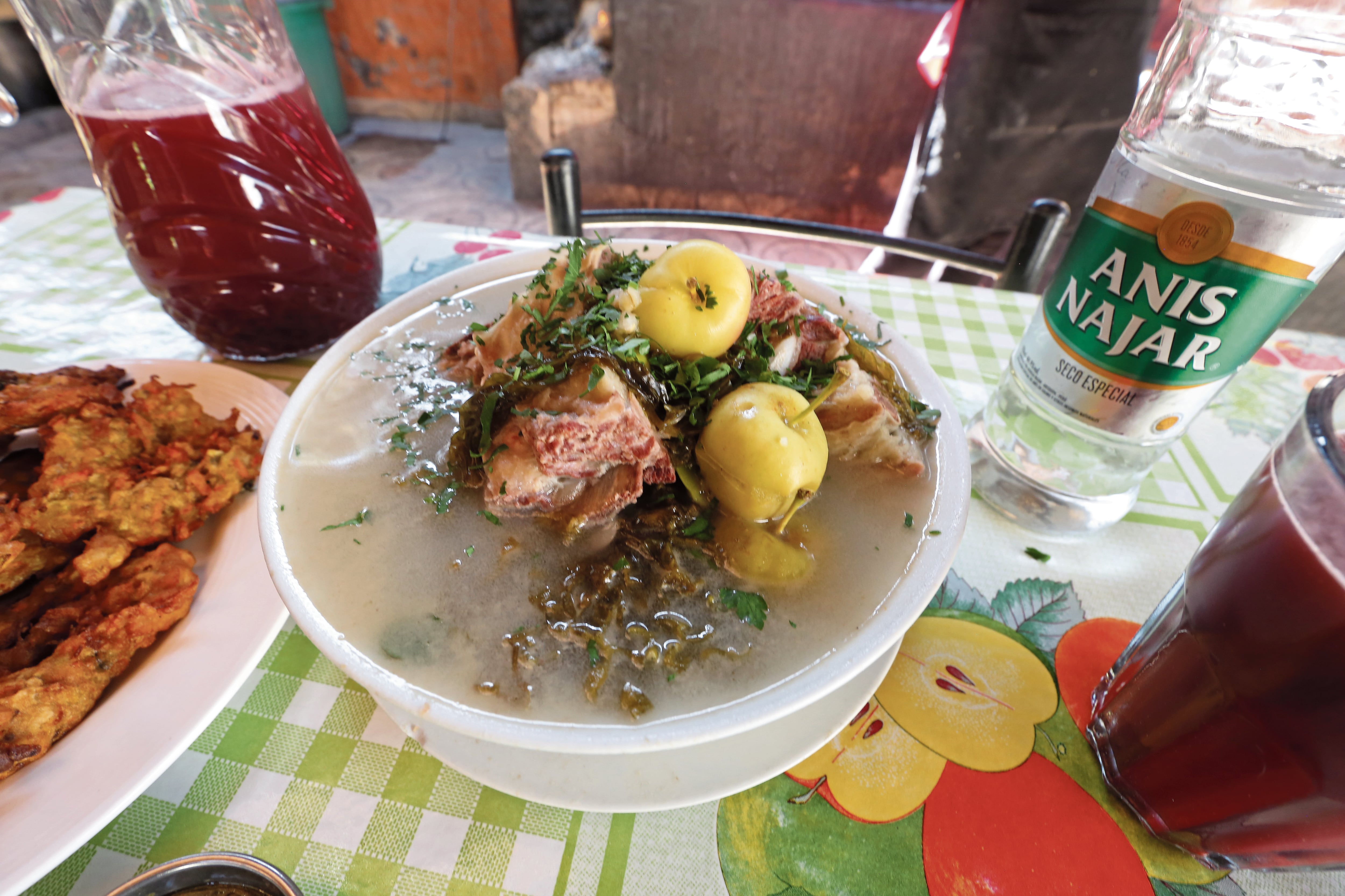 Exquisito caldo se acompaña con chicha y anisado (Foto: GEC)