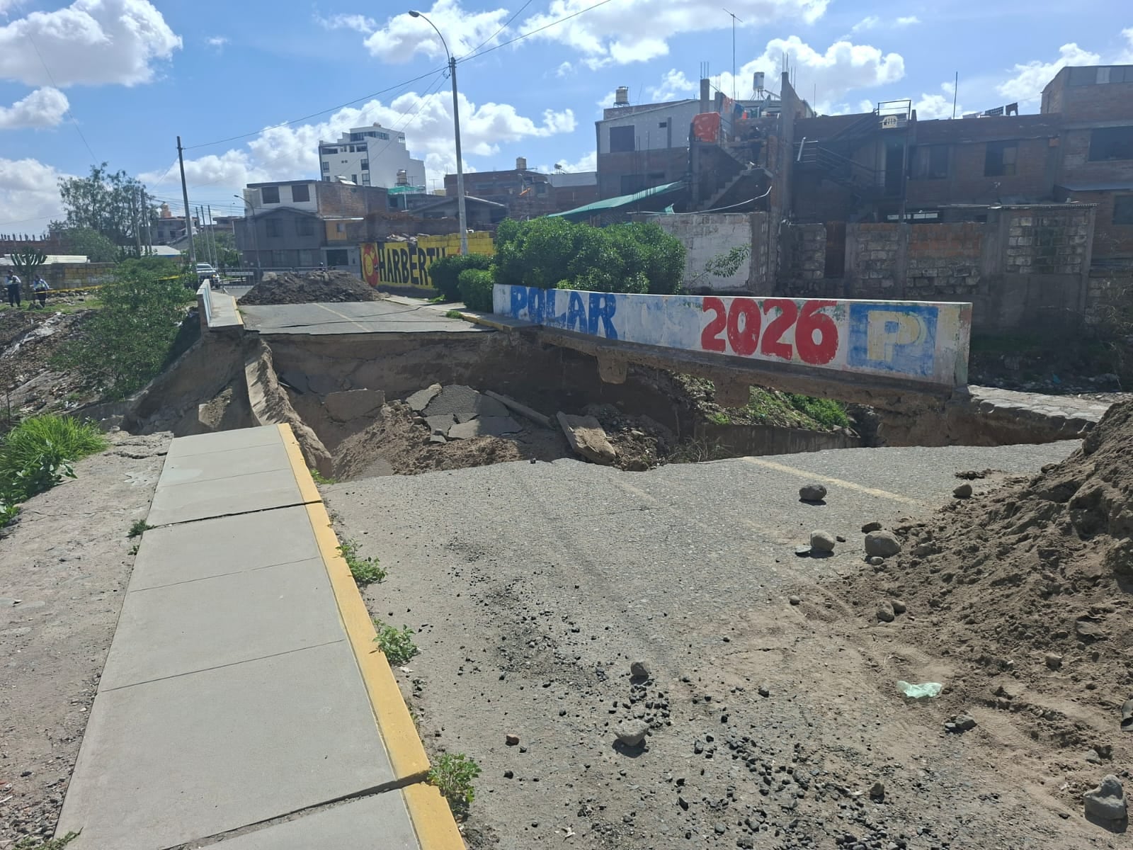 Colapsó puente en el distrito de Cayma. Foto: HBA.