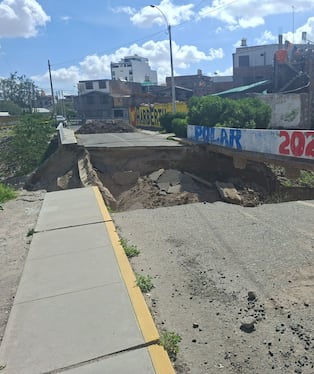 Colapsó puente en el distrito de Cayma. Foto: HBA.