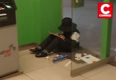 Niño huancaíno realiza sus tareas en cajero automático mientras su madre trabaja en las calles (VIDEO)