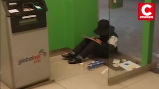 Niño huancaíno realiza sus tareas en cajero automático mientras su madre trabaja en las calles (VIDEO)