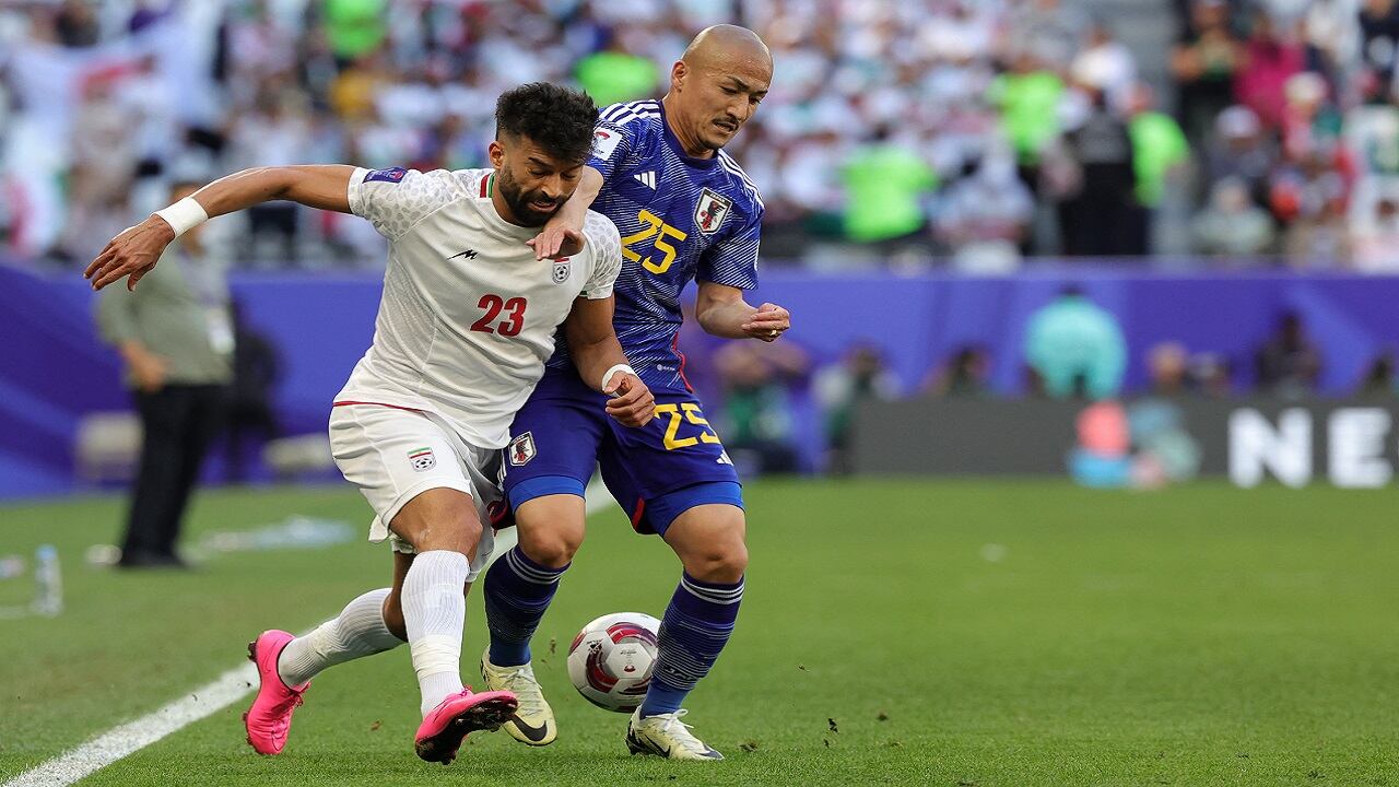 Futbolista Ramin Rezaeian. En la República Islámica no está permitido el contacto público entre hombres y mujeres que no pertenezcan al mismo círculo familiar. (Foto: Giuseppe Cacace / AFP)