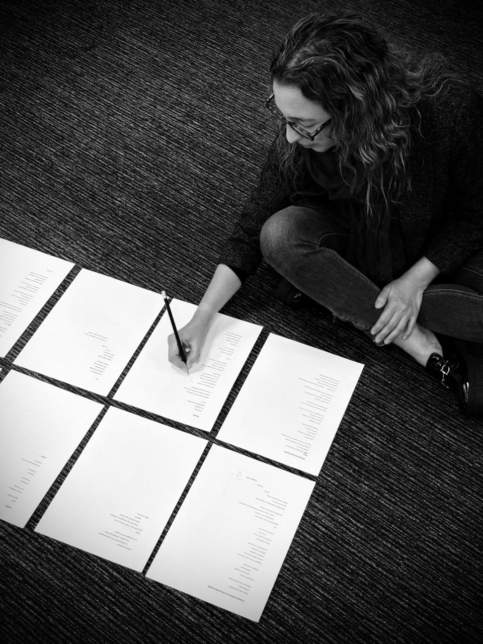 "La poesía me ha permitido nombrar lo que de algún otro modo seguiría en la sombra, y cuando uno deja cosas en la sombra se ahoga. Me ha devuelto una forma de lucidez emocional que me hace respirar de nuevo", dice Romina Silman. (Foto cortesía Mario Colán).