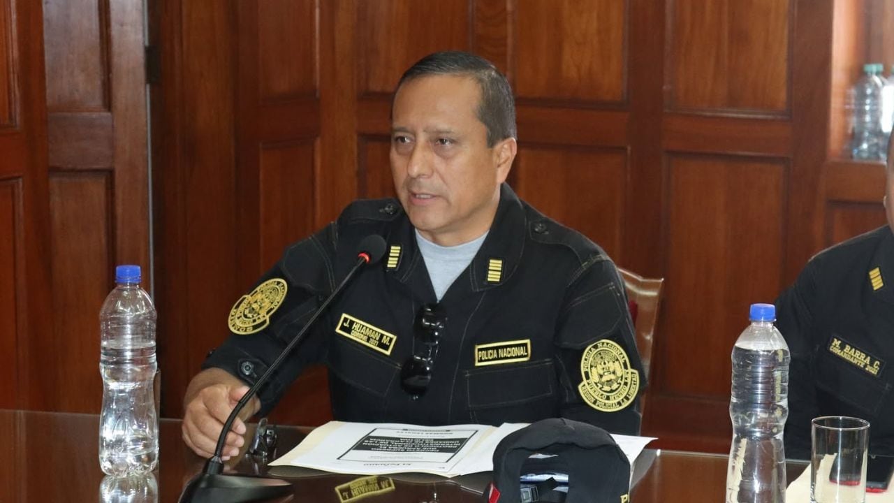 General PNP Ricardo Espinoza, jefe de la Región Policial, confirmó que el oficial fue cambiado luego que se difundieran unas imágenes en donde se le ve participando de una reunión privada.