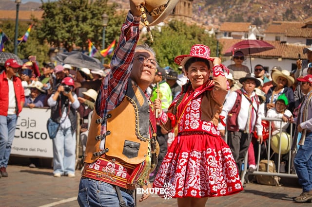 Fiestas del Cusco: Así fue el gran desfile de instituciones públicas en la plaza mayor