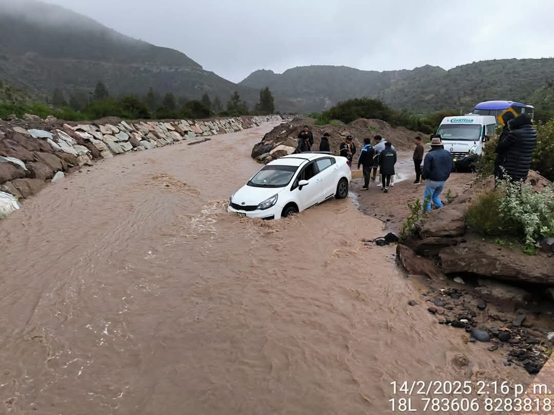 Incremento del caudal de río afecta vía y sector agrícola en distrito de Andagua, en Castilla. Foto: Difusión.