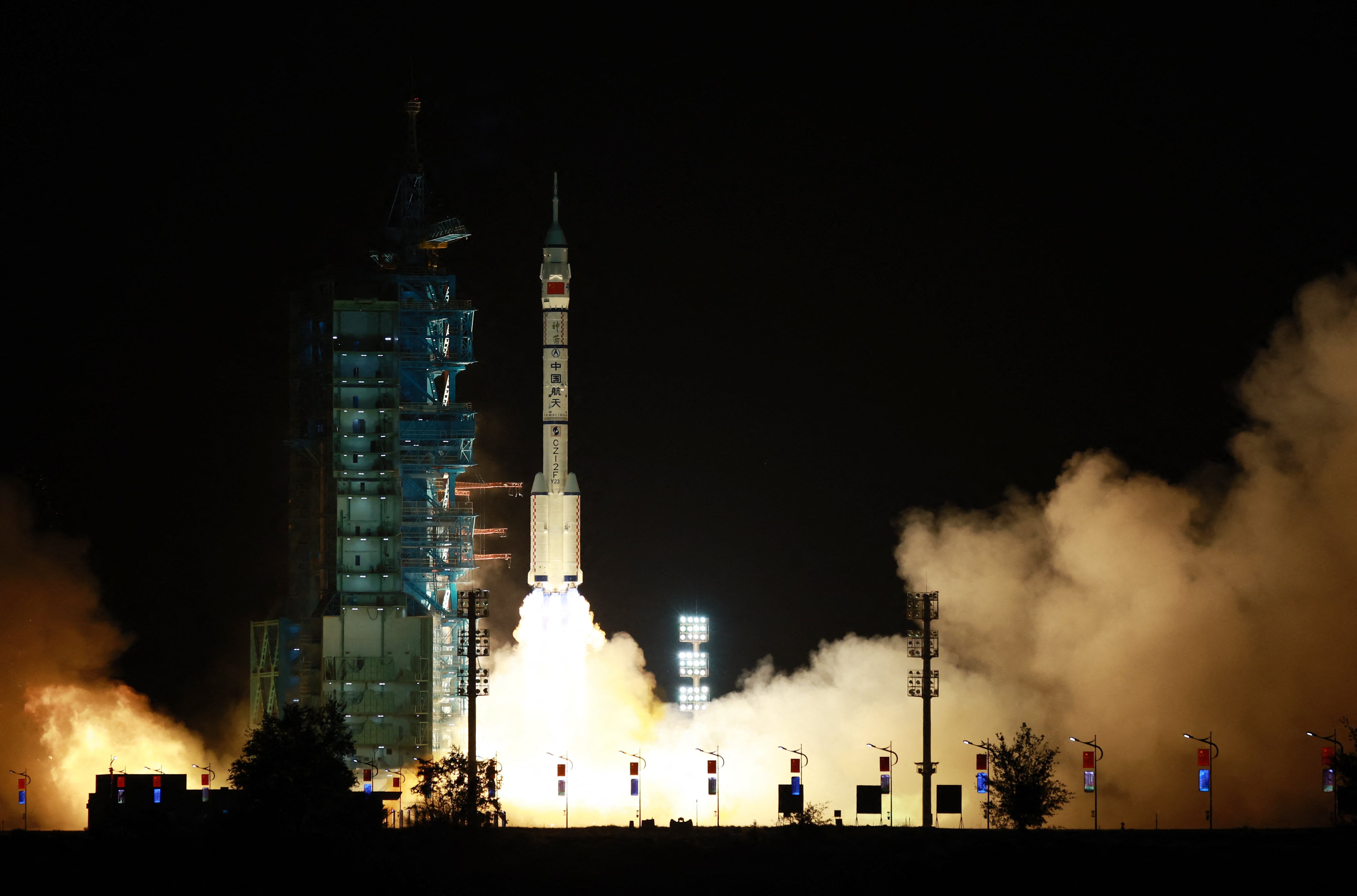 La misión representa un paso estratégico para el programa espacial chino y sus planes de enviar astronautas a la Luna antes de 2030. (Photo by CN-STR / AFP) / China OUT