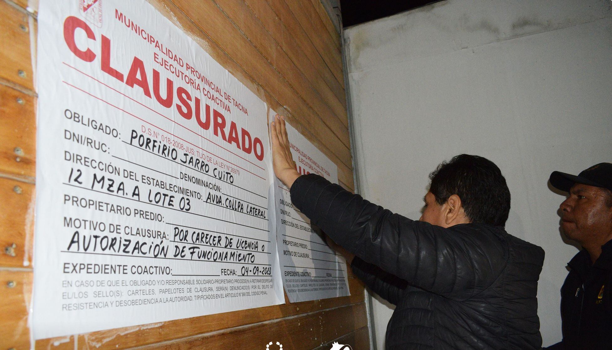Servidores de la comuna provincial pegaron carteles al local representado por Porfirio Jarro Cuito. (Foto: Difusión)