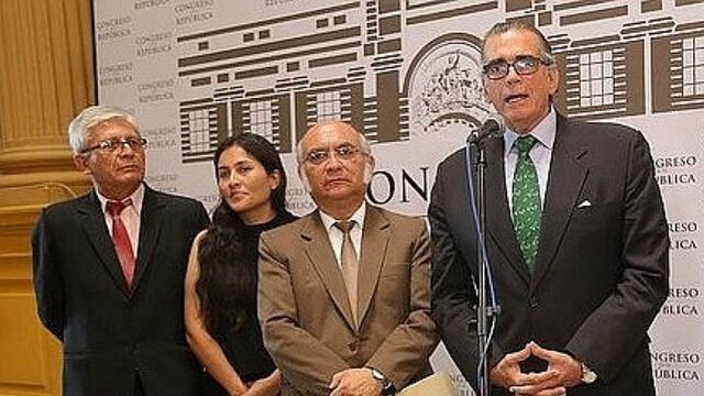Pedro Olaechea y Nelly Cuadros serán los voceros de la nueva bancada Acción Republicana
