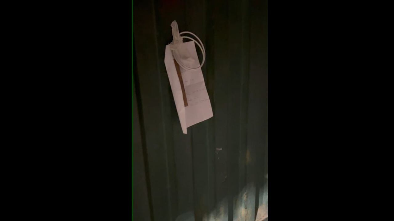 Detonante estaba colgada en la puerta de un predio de la calle Grau.