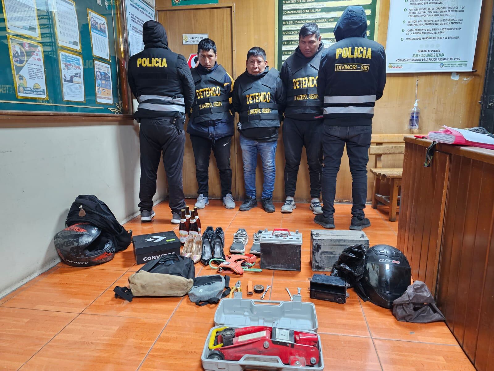 Policía los detuvo y en automóvil encontraron autopartes. (Foto: Difusión)