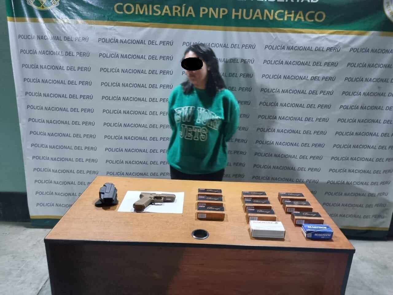 Una joven mujer, que era víctima de extorsión, le disparó tres veces al verlo llegar a su casa con un arreglo floral.