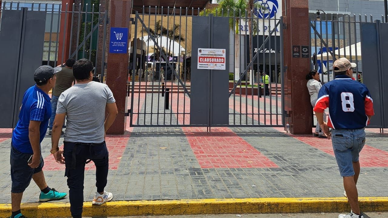 El presidente de la Junta de Fiscales de La Libertad, Luis Guillermo Bringas, confirmó que las pesquisas recaen en contra del representante legal del centro comercial, pero podrían ampliarse a funcionarios del municipio de Trujillo. Fiscalía y Contraloría intervinieron comuna por este caso.