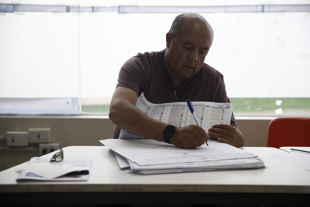 Ciudadanos reportaron escasez de tinta y papel, retrasos en el escrutinio y restricciones para salir de los locales de votación durante varias horas. (Foto: Lenin Tadeo/ GEC)