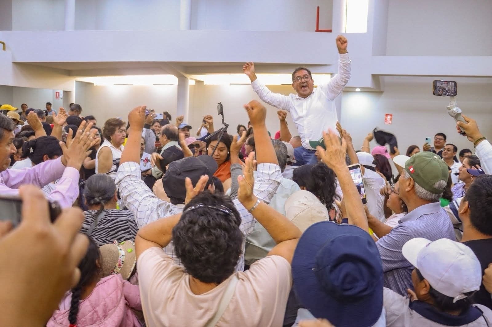 La portátil del alcalde presionó en toda la sesión de concejo y al final lo cargó en hombros.