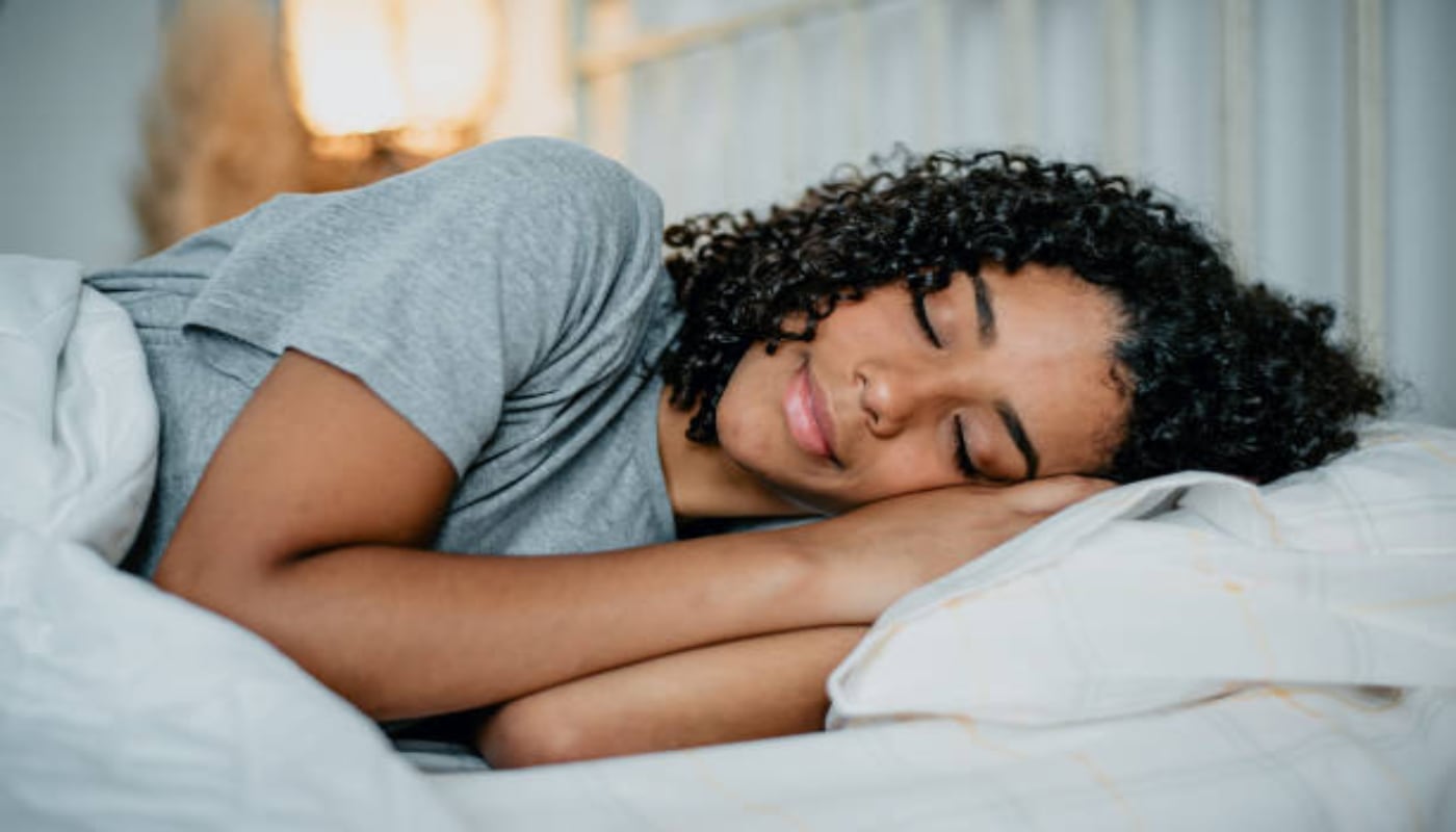 La falta de sueño no solo provoca cansancio. Cuando se vuelve persistente, puede afectar funciones esenciales del organismo y aumentar el riesgo de enfermedades crónicas, advierten especialistas. (Fuente: iStock)