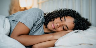 La falta de sueño no solo provoca cansancio. Cuando se vuelve persistente, puede afectar funciones esenciales del organismo y aumentar el riesgo de enfermedades crónicas, advierten especialistas. (Fuente: iStock)