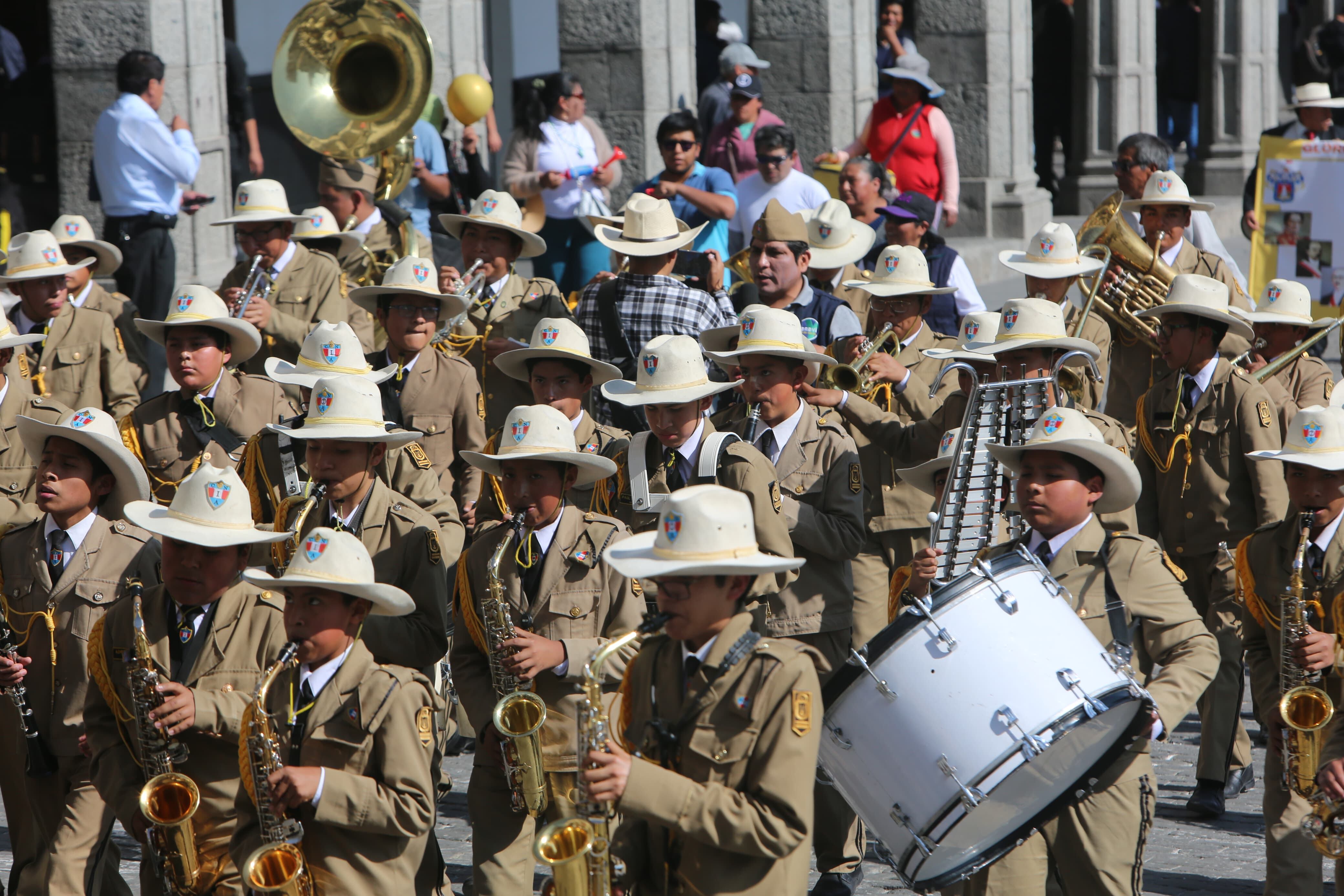 Banda del colegio acompaño marcha. (FOTO: Leonardo Cuito)