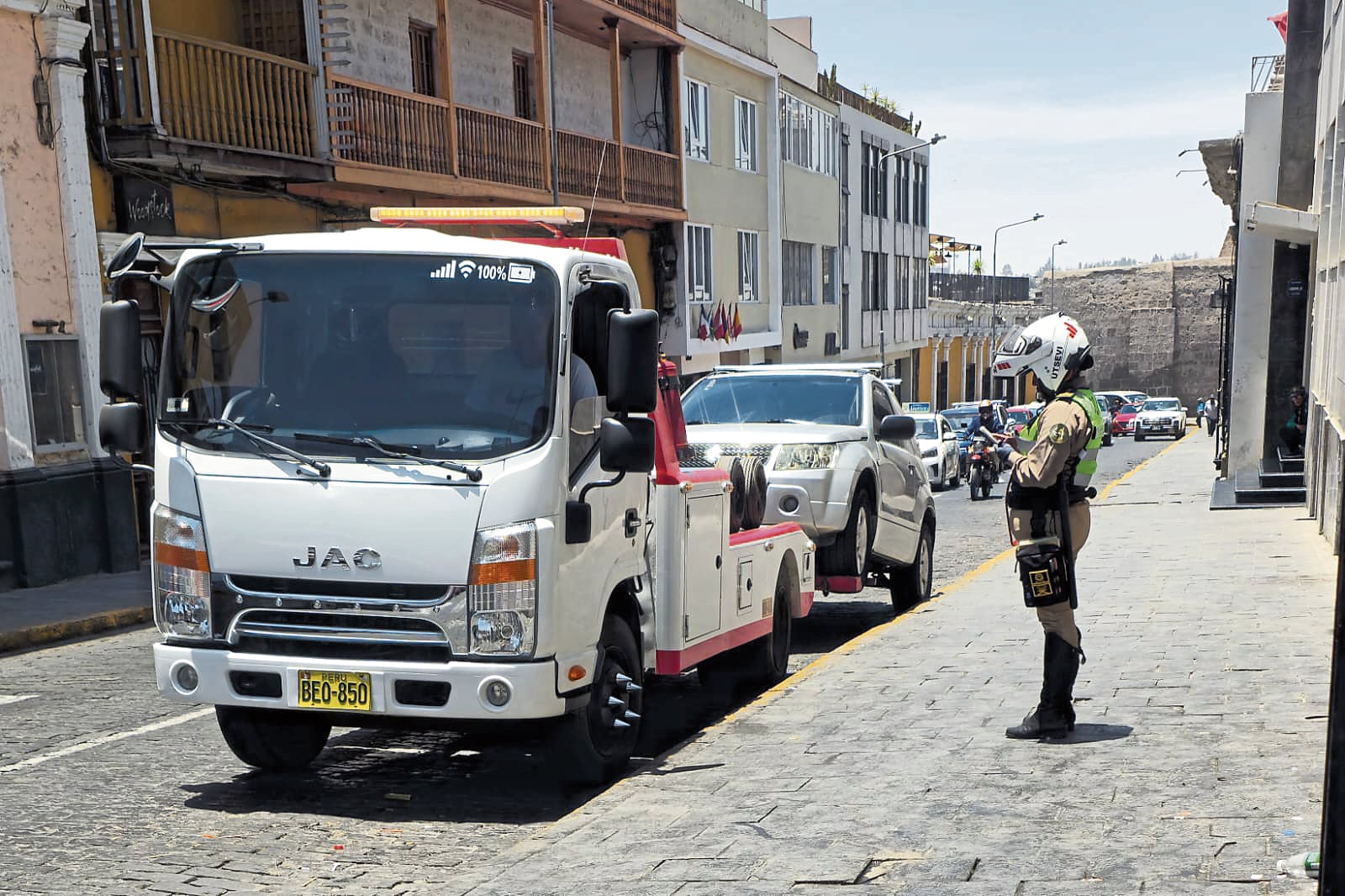 Grúa en el Centro Histórico de la ciudad de Arequipa. Foto: Omar Cruz/GEC.