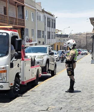 Grúa en el Centro Histórico de la ciudad de Arequipa. Foto: Omar Cruz/GEC.