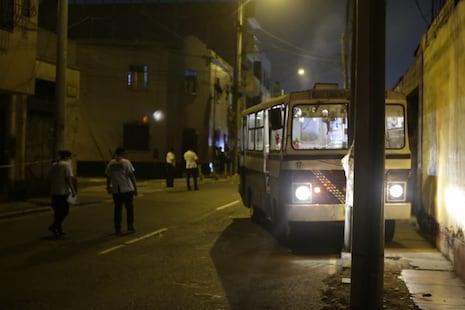 Asesinan a chofer de 70 años y pasajera tras ataque armado contra bus ‘El Moradito’ en Barrios Altos