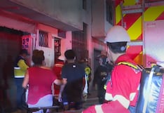 Cercado de Lima: bomberos rescatan a niña atrapada durante incendio en vivienda
