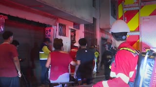 Cercado de Lima: bomberos rescatan a niña atrapada durante incendio en vivienda