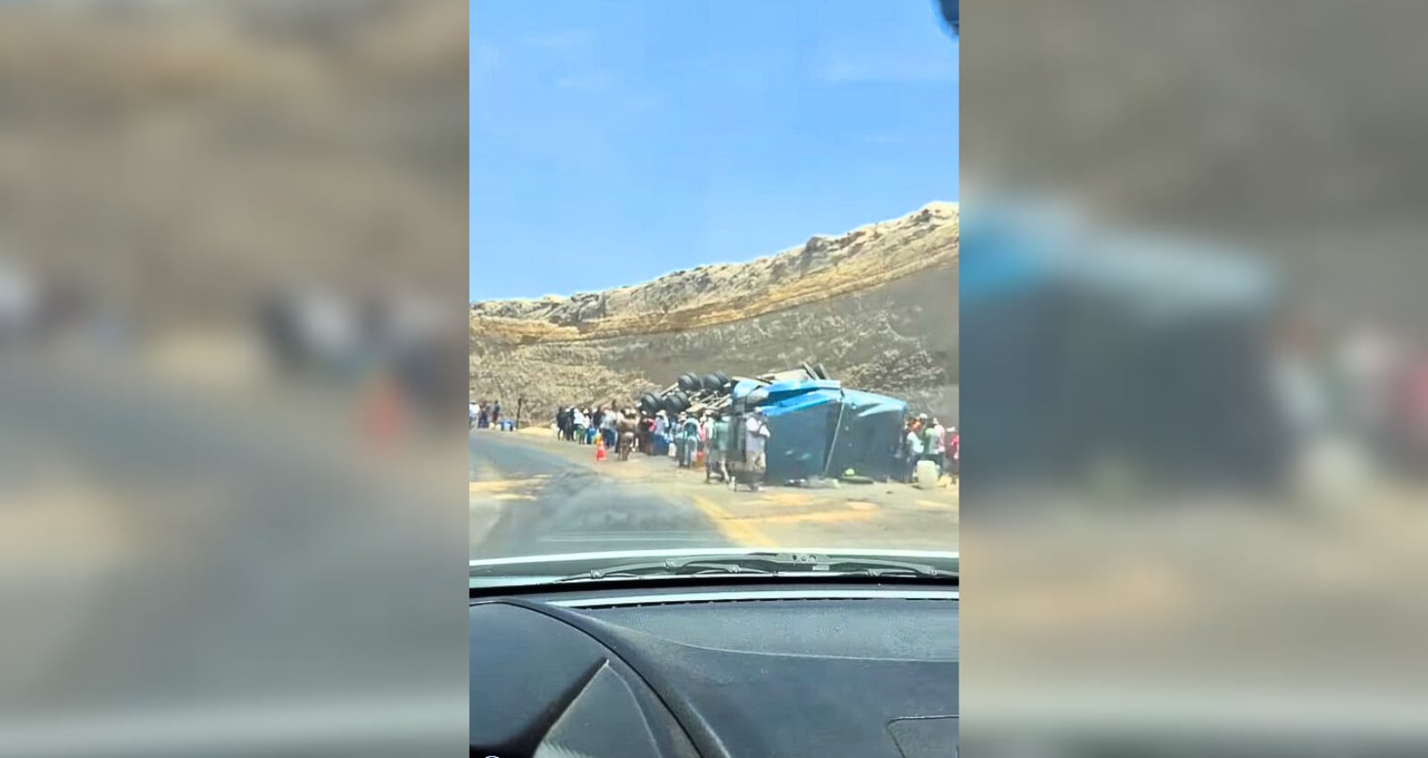 Tráiler se despista en la vía hacia Camaná y pobladores saquean mercadería. (Foto: Captura de pantalla/EPA)