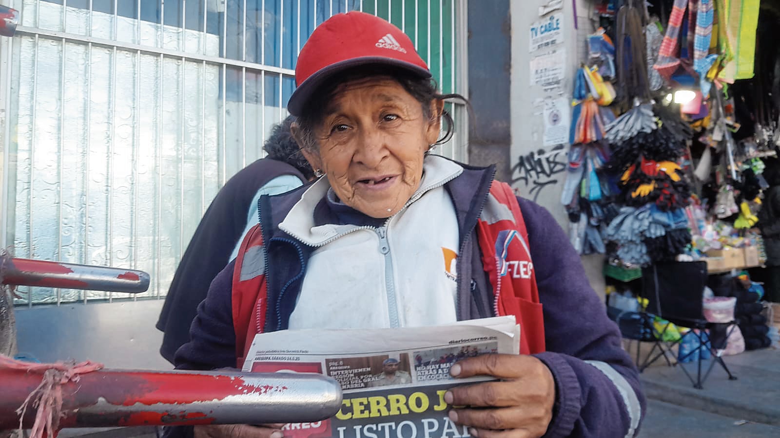 Pese a su avanzada edad no se rinde y lucha cada día para salir adelante. Foto: GEC.