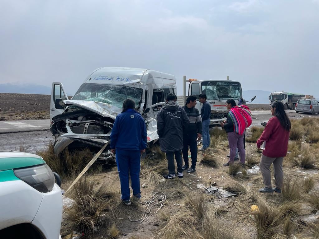 Choque de miniván repleta de pasajeros en Arequipa. (Foto: Difusión)