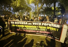 Simpatizantes de Juntos por el Perú marchan frente al JNE en defensa de sus votos (FOTOS)