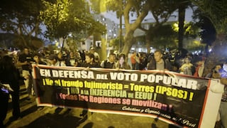 Simpatizantes de Juntos por el Perú marchan frente al JNE en defensa de sus votos (FOTOS)