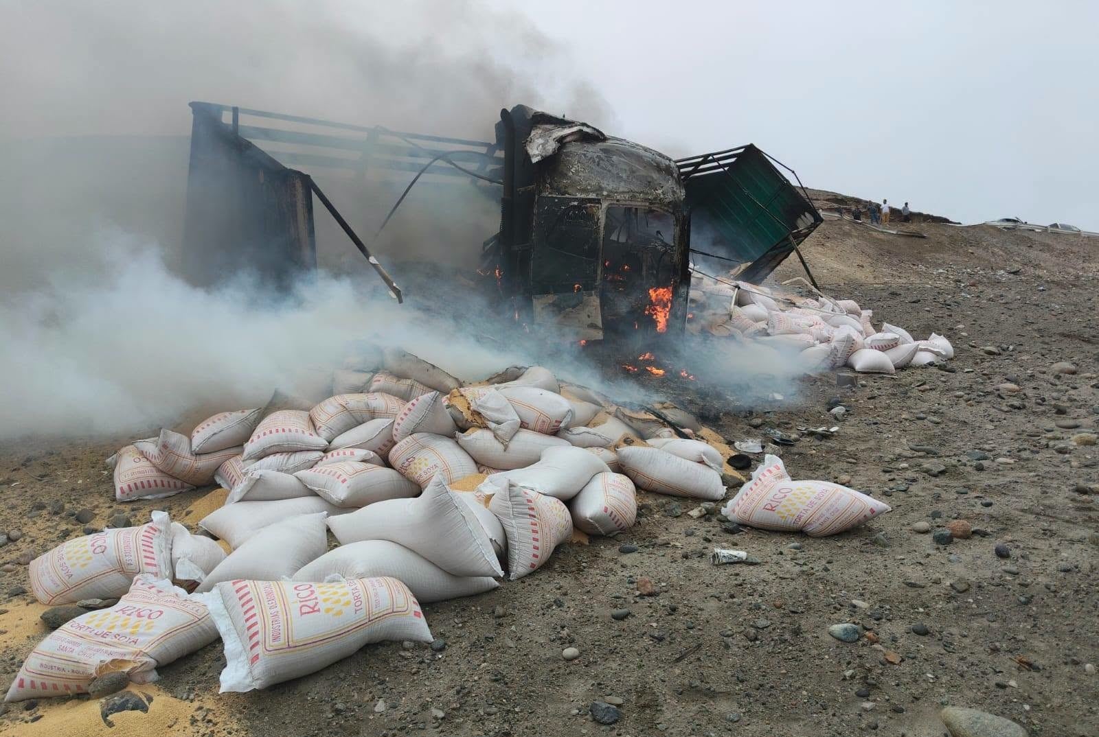 Arequipa: chofer y ayudante sobreviven luego de incendio de camión cargado de soya en Panamericana Sur (VIDEO)