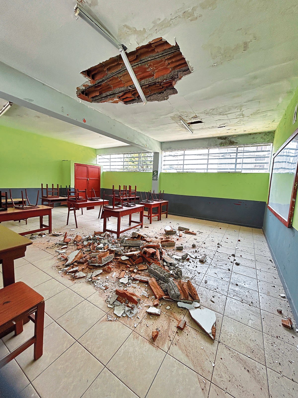 El techo se desprendió en el colegio José Olaya Balandra