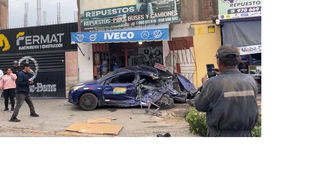 Vehículo fue aplastado por tráiler cuando retrocedía en Cerro Colorado (Foto: GEC)