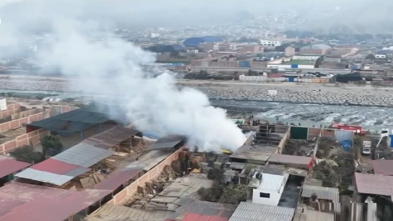 El fuego afectó unos 500 metros cuadrados y dejó pérdidas materiales. Las causas del siniestro son investigadas por la PNP. (Foto: Captura América Noticias)